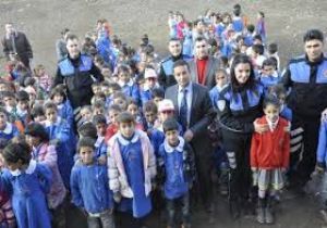 İspir Polisi çocukları sevindirdi