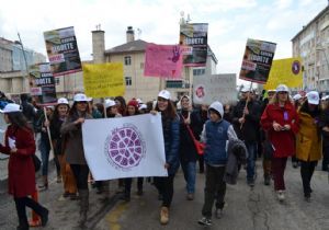 Erzurumlu Kadınlar’dan şiddete tepki yürüyüşü