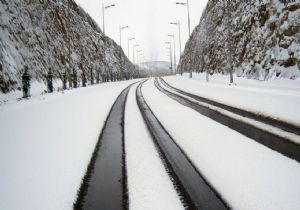 Erzurum yeni güne karla uyandı