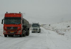 Ulgar Dağı’nda kar ve tipi ulaşımı olumsuz etkiliyor