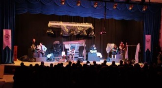 Aşkale'de tiyatro keyfi: 'Mavi Kolye' sahnelendi