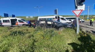 Bingöl yolunda otomobil ile minibüs çarpıştı: 9 yaralı