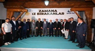 Zamana iz bırakanlara teşekkür ve plaket