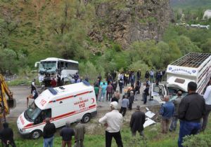 Tunceli yolunda feci kaza: 2 ölü, 21 yaralı