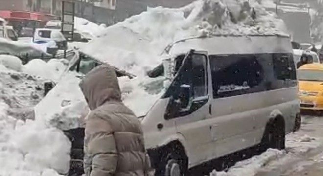 Çatıdan düşen kar minibüsü hurdaya çevirdi