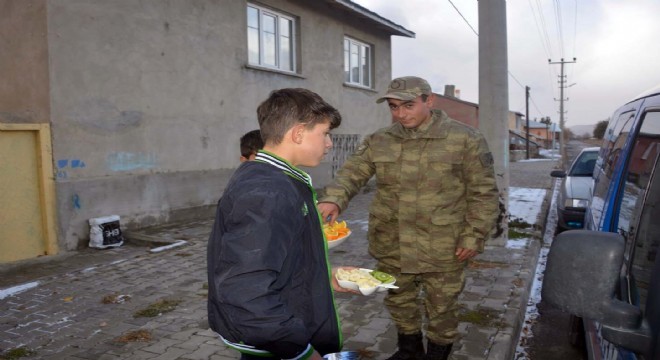 Çocuklardan asker ağabeylerine ikram