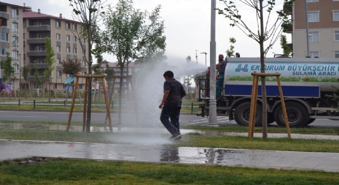 Çocuklardan ilgi çeken serinleme yöntemi