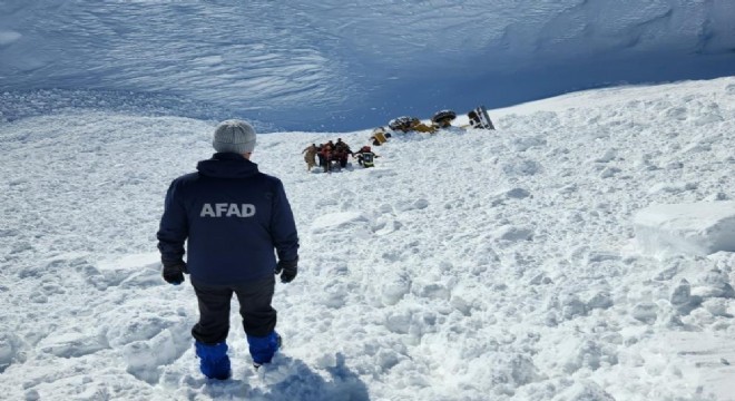 Çığ altında kalan operatör sürücüleri uyarmış