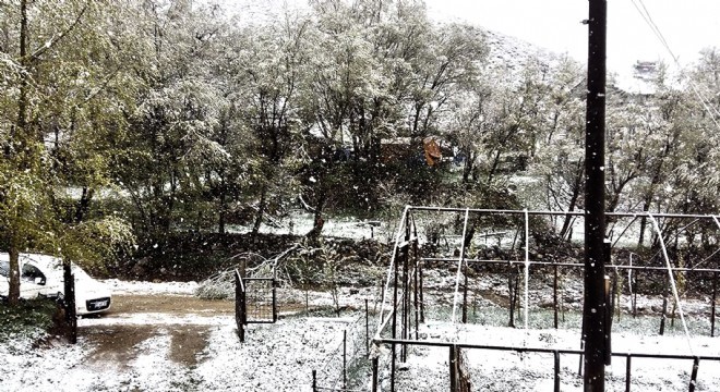 İspir güne karla uyandı