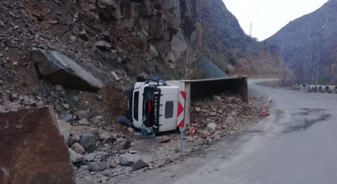 İspir’de taş yüklü kamyon devrildi: 1 ölü