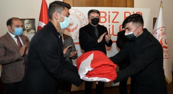 Şanlı Türk bayrağı Erzurum’dan Çanakkale’ye uğurlandı