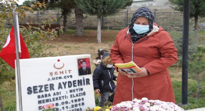 Şehit annesi oğlu için türkü yazdı