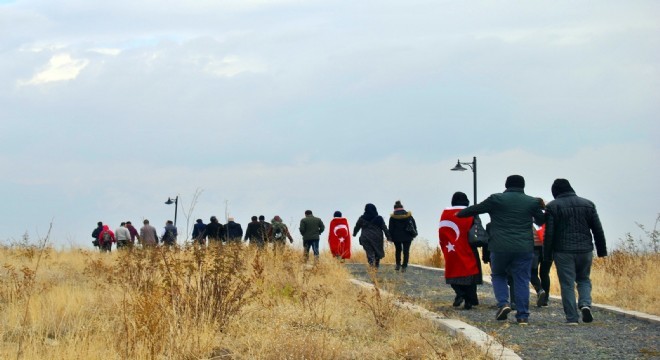 Şehitler anısına tarihe yürüyüş