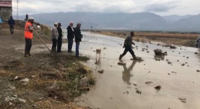 Şiddetli yağış dereleri taşırdı