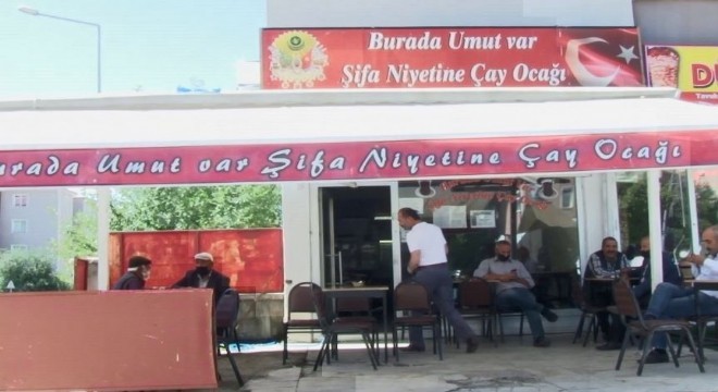 Şifa niyetine çay sunuyor