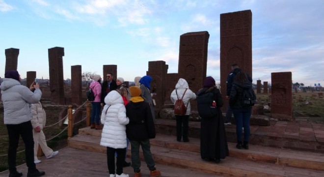 ‘Anıt mezarlar Türk milletinin tapu senedi’