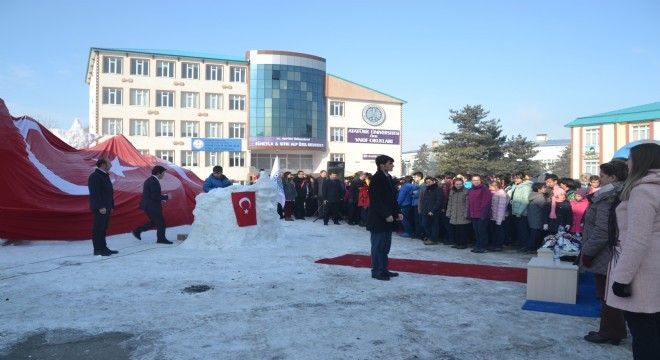 “Kardaki İz” konulu Kardan Heykel Sergisi açıldı